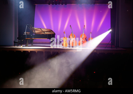 Instruments à cordes et piano sur scène, brouillard et taches Banque D'Images