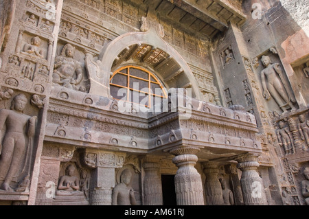 Statues de Bouddha sur l'entrée d'une grotte, Ajanta, Maharashtra, Inde Banque D'Images