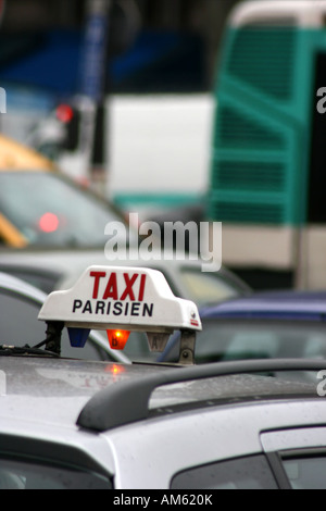 Inscrivez-vous sur le toit du taxi Paris Banque D'Images