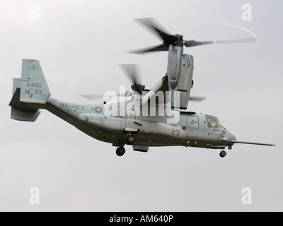 Bell-Boeing MV-22B Osprey rotor basculant de l'US Marines en mode stationnaire avec une rotation vers le haut moteurs Banque D'Images