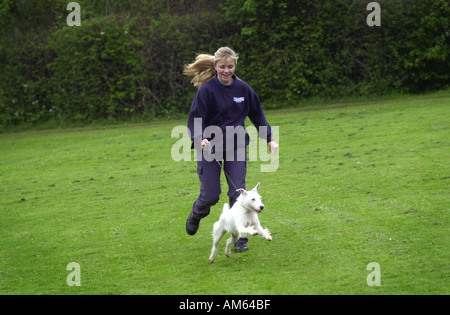 Les trains Femme chien UK Banque D'Images