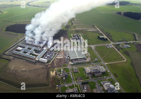 Centre de détention d'Yarlswood Vue aérienne de l'incendie causés aux récoltes par les équipes d'incendie montrant toujours au travail le lendemain matin, UK Banque D'Images