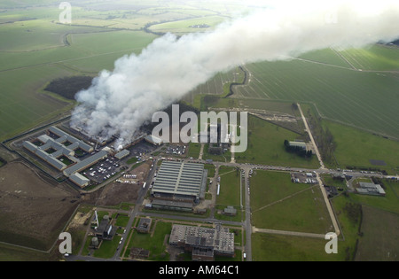 Centre de détention d'Yarlswood Vue aérienne de l'incendie causés aux récoltes par les équipes d'incendie montrant toujours au travail le lendemain matin, UK Banque D'Images