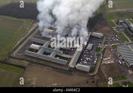 Centre de détention d'Yarlswood Vue aérienne de l'incendie causés aux récoltes par les équipes d'incendie montrant toujours au travail le lendemain matin, UK Banque D'Images