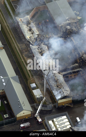 Centre de détention d'Yarlswood Vue aérienne de l'incendie causés aux récoltes par les équipes d'incendie montrant toujours au travail le lendemain matin, UK Banque D'Images