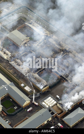 Centre de détention d'Yarlswood Vue aérienne de l'incendie causés aux récoltes par les équipes d'incendie montrant toujours au travail le lendemain matin, UK Banque D'Images