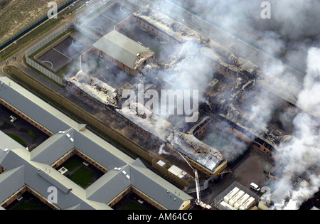 Centre de détention d'Yarlswood Vue aérienne de l'incendie causés aux récoltes par les équipes d'incendie montrant toujours au travail le lendemain matin, UK Banque D'Images