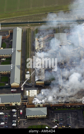 Centre de détention d'Yarlswood Vue aérienne de l'incendie causés aux récoltes par les équipes d'incendie montrant toujours au travail le lendemain matin, UK Banque D'Images