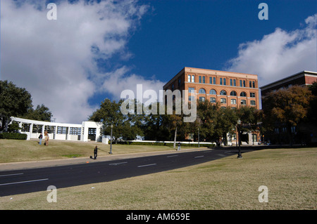 Vue grand angle de Dealy Plaza et l'assassinat de Kennedy site avec réserve de stockage et colline Banque D'Images