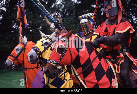 Tournoi de joutes médiévales re adoption knights sur les chevaux au château de Caerlaverock près de Dumfries Scotland UK Banque D'Images