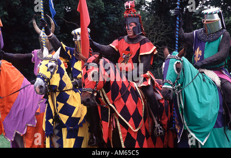 Tournoi de joutes médiévales re adoption knights sur les chevaux au château de Caerlaverock près de Dumfries Scotland UK Banque D'Images