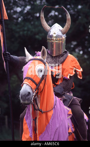 Tournoi de joutes médiévales re adoption chevalier sur un cheval au château de Caerlaverock près de Dumfries Scotland UK Banque D'Images