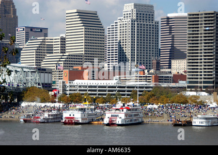 Les bateaux à vapeur sur la rivière Ohio amarrée à Cincinnati en 2003 Grand Festival de piles Banque D'Images