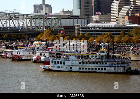 Les bateaux à vapeur sur la rivière Ohio amarrée à Cincinnati en 2003 Grand Festival de piles Banque D'Images