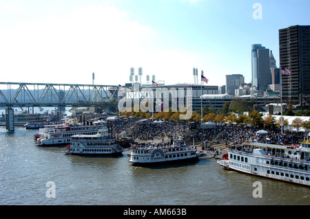 Les bateaux à vapeur sur la rivière Ohio amarrée à Cincinnati en 2003 Grand Festival de piles Banque D'Images