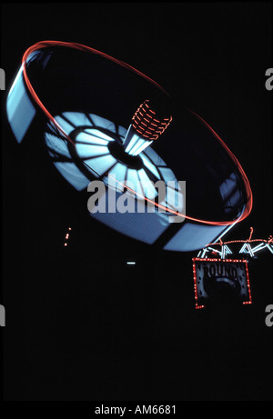 Carnival midway ride in motion la nuit Round Up Banque D'Images