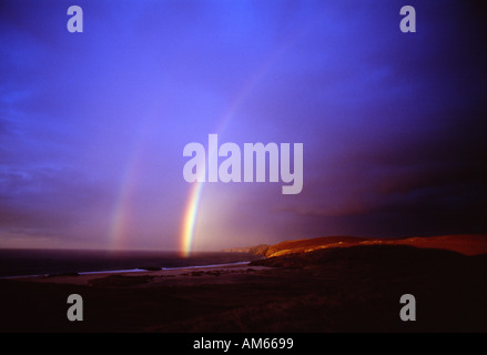 Un double arc-en-ciel sur la mer à dernière lumière à Sandwood Bay au nord-ouest des Highlands d'Écosse UK Banque D'Images