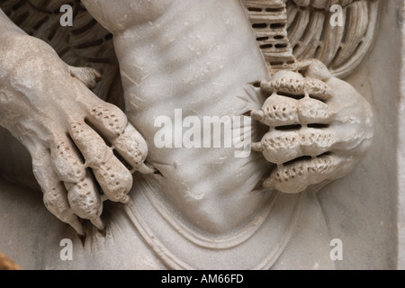 Détail d'une statue d'un lion attaquant un cheval. Musée du Vatican, Rome, Latium, Italie. Banque D'Images