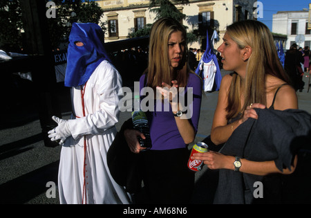 Jerez de la Frontera durant la semaine sainte de l'Est sont pénitents cagoulés marchant dans les rues Banque D'Images