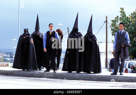 Jerez de la Frontera durant la semaine sainte de l'Est sont pénitents cagoulés marchant dans les rues Banque D'Images