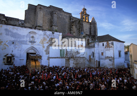 Jerez de la Frontera durant la semaine sainte de l'Est de l'une des processions est sortie de l'Eglise Banque D'Images