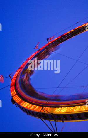 Une longue exposition montrant les gens sur un roller coaster Banque D'Images