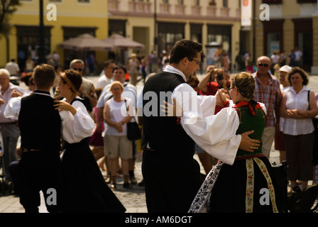 Des danseurs traditionnels, Sibiu, Roumanie Banque D'Images