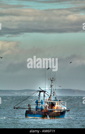 Bateau de pêche en mer agitée Banque D'Images