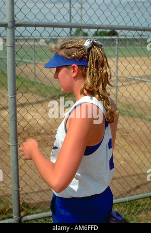 L'âge de 20 Softball pensivement en regardant match au parc Dunning. St Paul Minnesota USA Banque D'Images