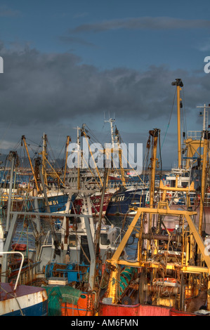 Chalutiers à perche en attente de la marée pour changer, leur permettant d'aller à la mer. Banque D'Images