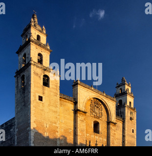 Catedral de San Ildefonso après le coucher du soleil, Plaza Grande à Merida, État du Yucatan, Mexique Banque D'Images