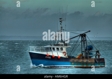 Bateau de pêche en mer agitée Banque D'Images