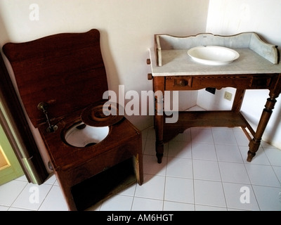 Salle de bains et toilettes dans Norman Château de Caccamo Sicile Italie Banque D'Images