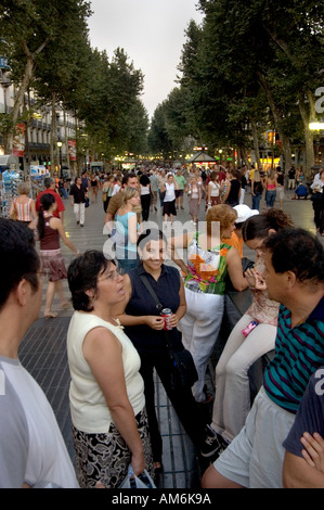 Las Ramblas. Réunion de famille et amis en début de soirée sur La Rambla rue piétonne animée. Barcelone. Espagne Banque D'Images