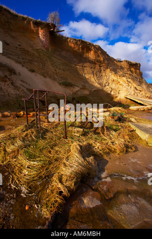 Les falaises d'Happisburgh sur la côte de Norfolk montrant les débris qui est tombée sur la plage en raison de l'érosion des falaises Banque D'Images