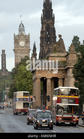 Photo prise depuis le milieu de Princes Street en direction de l'Hôtel Balmoral, Scott Monument et le Monument Nelson Banque D'Images