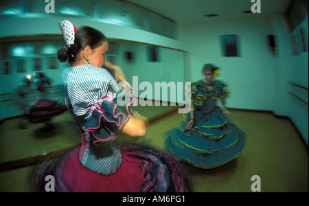 Les filles de Séville pour pratiquer leurs examens finaux en flamenco Banque D'Images