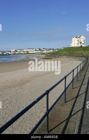 La promenade et plage de sable à Port Rush côte d'Antrim en Irlande du Nord, une maison de vacances touristiques populaires et clubbing NI resort Banque D'Images