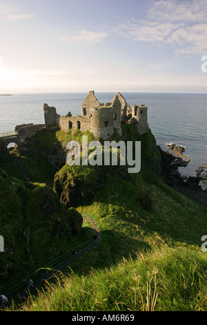 Célèbre attraction touristique du nord de la côte d'Antrim le château de Dunluce près de Ballycastle Irlande du Nord Royaume-Uni Grande-bretagne GO Banque D'Images