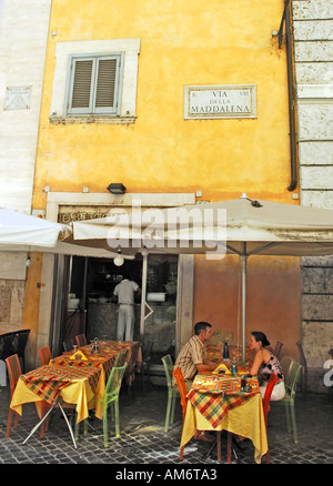 Un couple en train de déjeuner sur la via Maddalena dans le centre de Rome, Italie. Banque D'Images