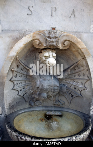 Un petit 'dragon' spa fontaine publique de Rome, Italie Banque D'Images