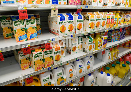 Section de jus d'Orange dans une épicerie. Banque D'Images