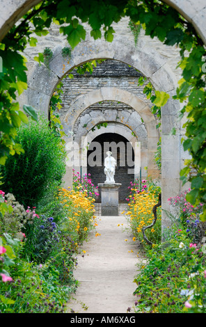 France, Calvados, Mezidon Canon, Château de Canon gardens, jardins de fruits clos appelé montreuils Banque D'Images