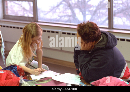 Mentor et enfant qui étudie à l'école après l'âge de 18 ans et du programme de lecture 9. St Paul Minnesota USA Banque D'Images