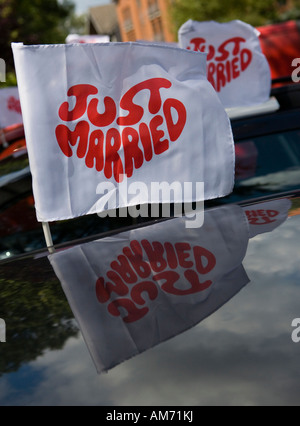 Ensign avec écrit 'juste' mariés se reflétant dans le toit du véhicule Banque D'Images