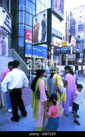 L'Inde Karnataka Bangalore Mahatma Gandhi Road Shopping Boutiques de personnes Banque D'Images
