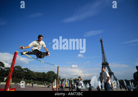 Roller skater jumping high bar Tour Eiffel Tower Paris France Banque D'Images