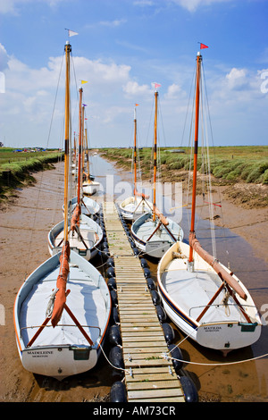 Bateaux à voile au repos à Morston Quay Norfolk UK Banque D'Images