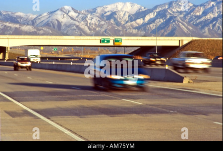 La fin de l'après-midi, j'ai capturé au transport de véhicules à la maison après le travail le long de l'Interstate 80, près du centre-ville de Salt Lake City, Utah, USA. Banque D'Images