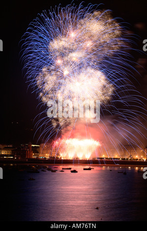 D'ARTIFICE À LA PLAGE DE LA CONCHA À DONOSTIA AU COURS DE LA SEMANA GRANDE FESTIVITÉS SAN SEBASTIAN Banque D'Images